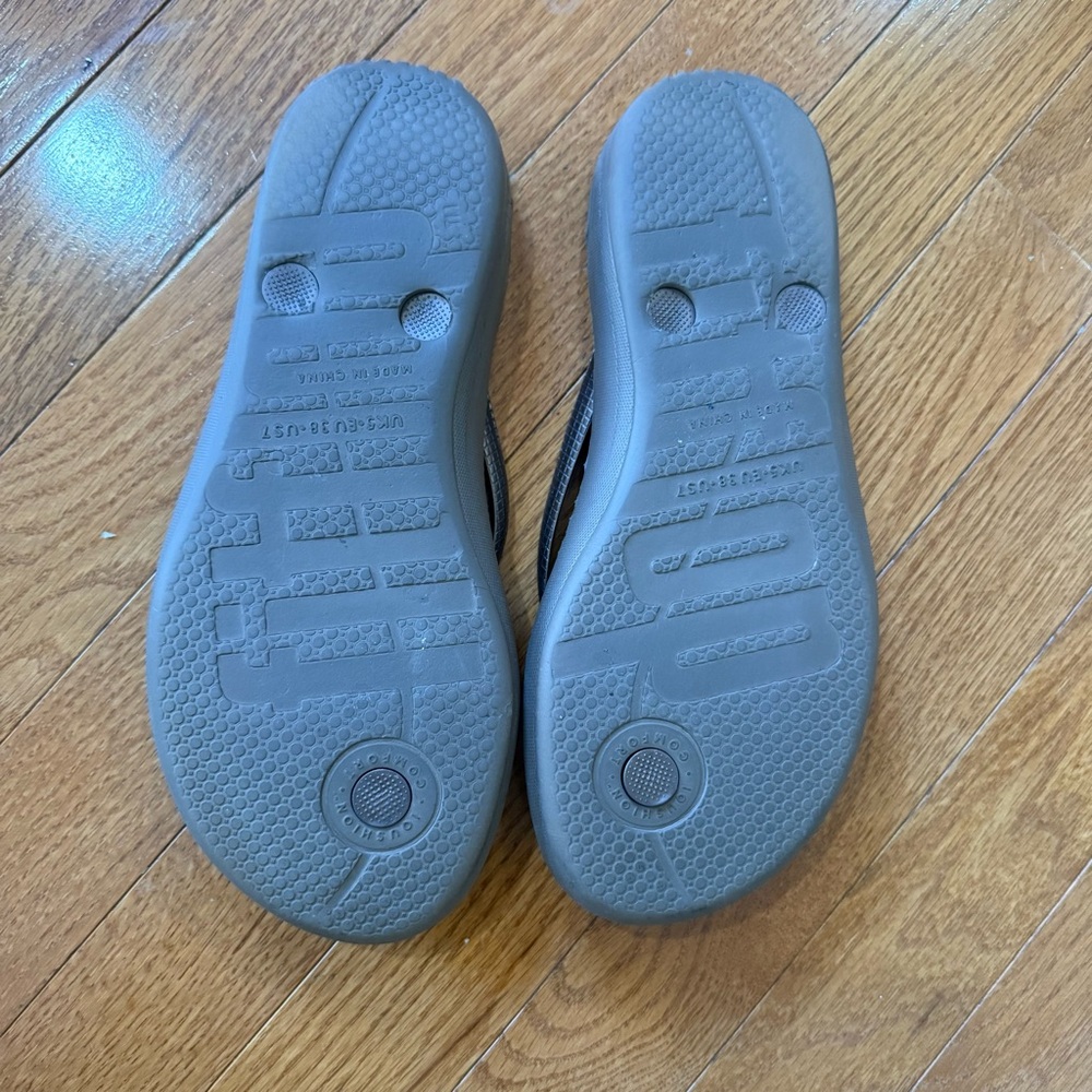 FitFlop Gray Black Thong Sandals - Picture 7 of 8
